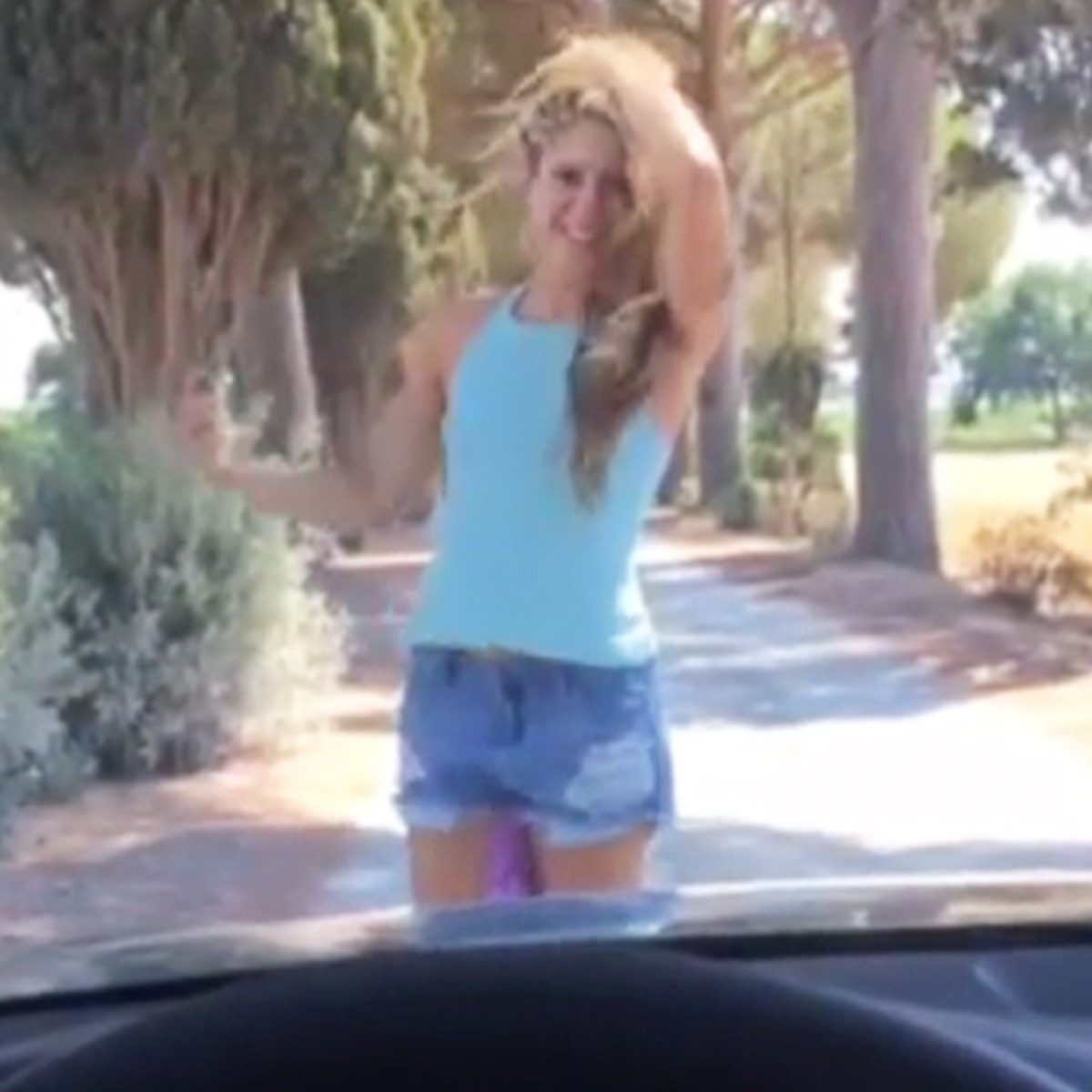 Gerard Pique Secretly Filmed Shakira Trying To Take A Selfie E Online Ca